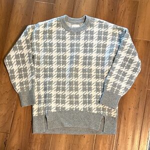 Abercrombie Gray and White Houndstooth Sweater